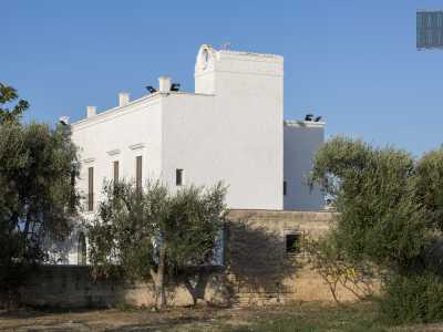 Dopo pochi metri incontriamo sulla destra una prima masseria: la Stevanato, imponente e bianca struttura ristrutturata. Nel 2004 scavi archeologici effettuati alle spalle dell�edificio hanno evidenziato la presenza di un pozzetto rituale riferibile all�et� neolitica